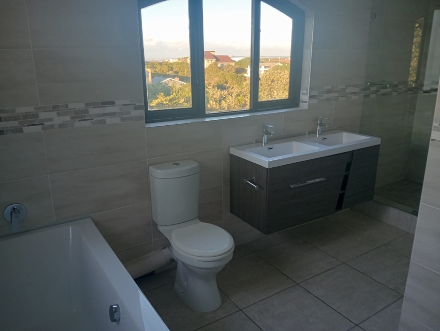 5 Bedroom Property for Sale in Paradise Beach Eastern Cape